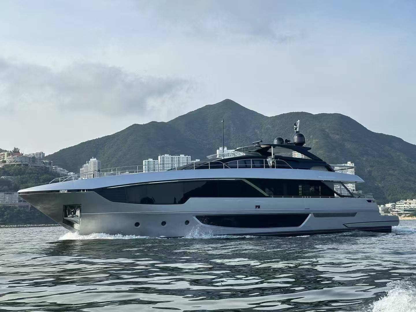 丽娃Riva 102 | 豪华游艇